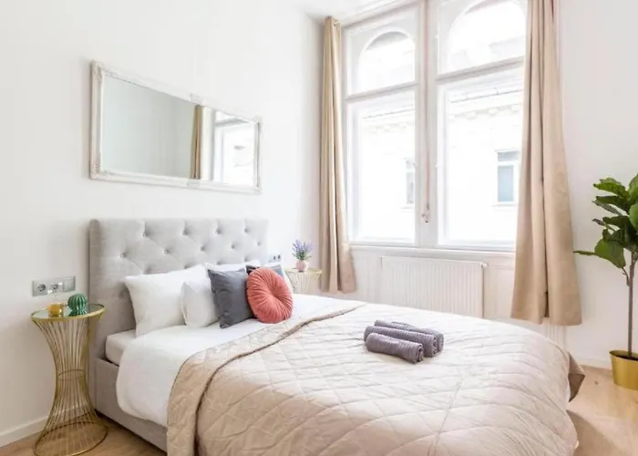 Exclusive Veres Palne Apartment By Cavaland New